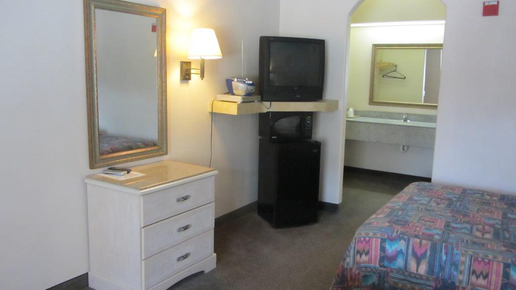 Camelot Inn & Suites Highway 290/Northwest Freeway 저지빌리지 외부 사진